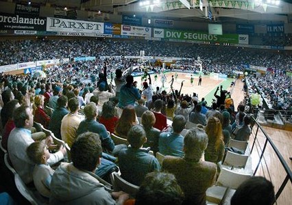 Vista general de les grades de l'Ol�mpic de Badalona, en un partit europeu del Joventut.