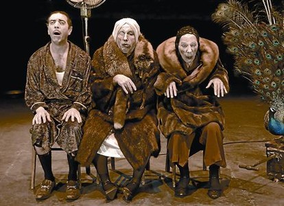 Els espectres de 'Nadie lo quiere creer', muntatge de La Zaranda que s'estrena dem� al Teatre de Salt.