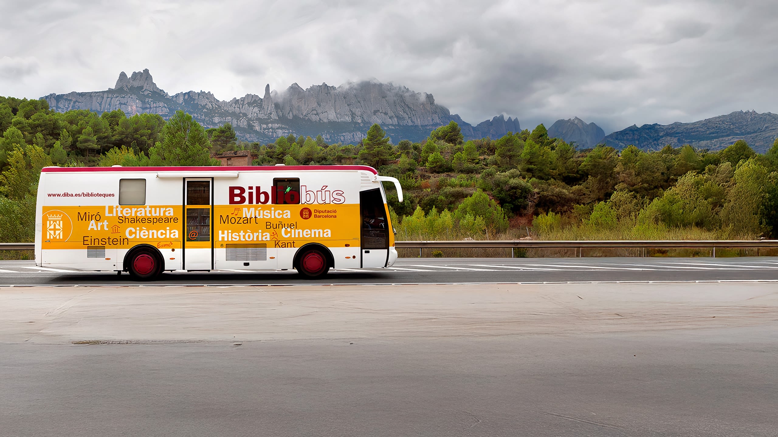 El Bibliobús ‘La Mola’ al seu pas per Montserrat / Diputació de Barcelona