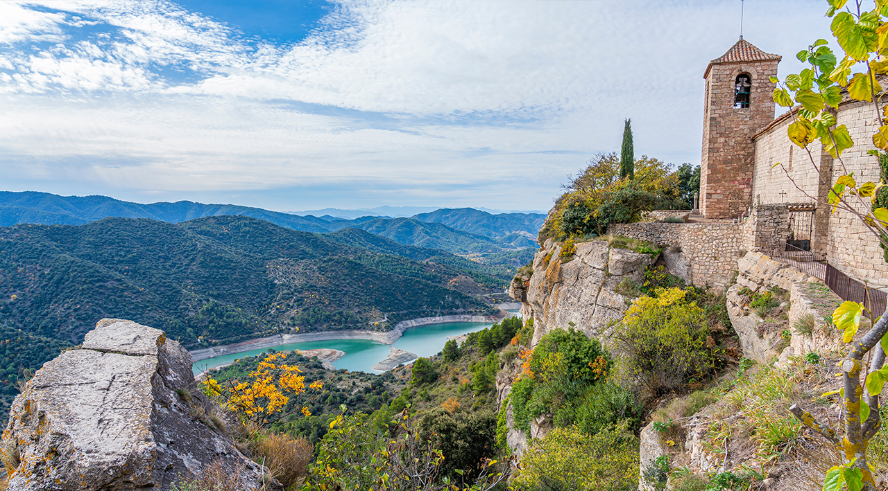 Siurana es uno de los pueblos medievales con más encanto del país. Se sitúa a 737 metros de altitud, en medio de un paraje de acantilados y bajo la Sierra del Montsant. 