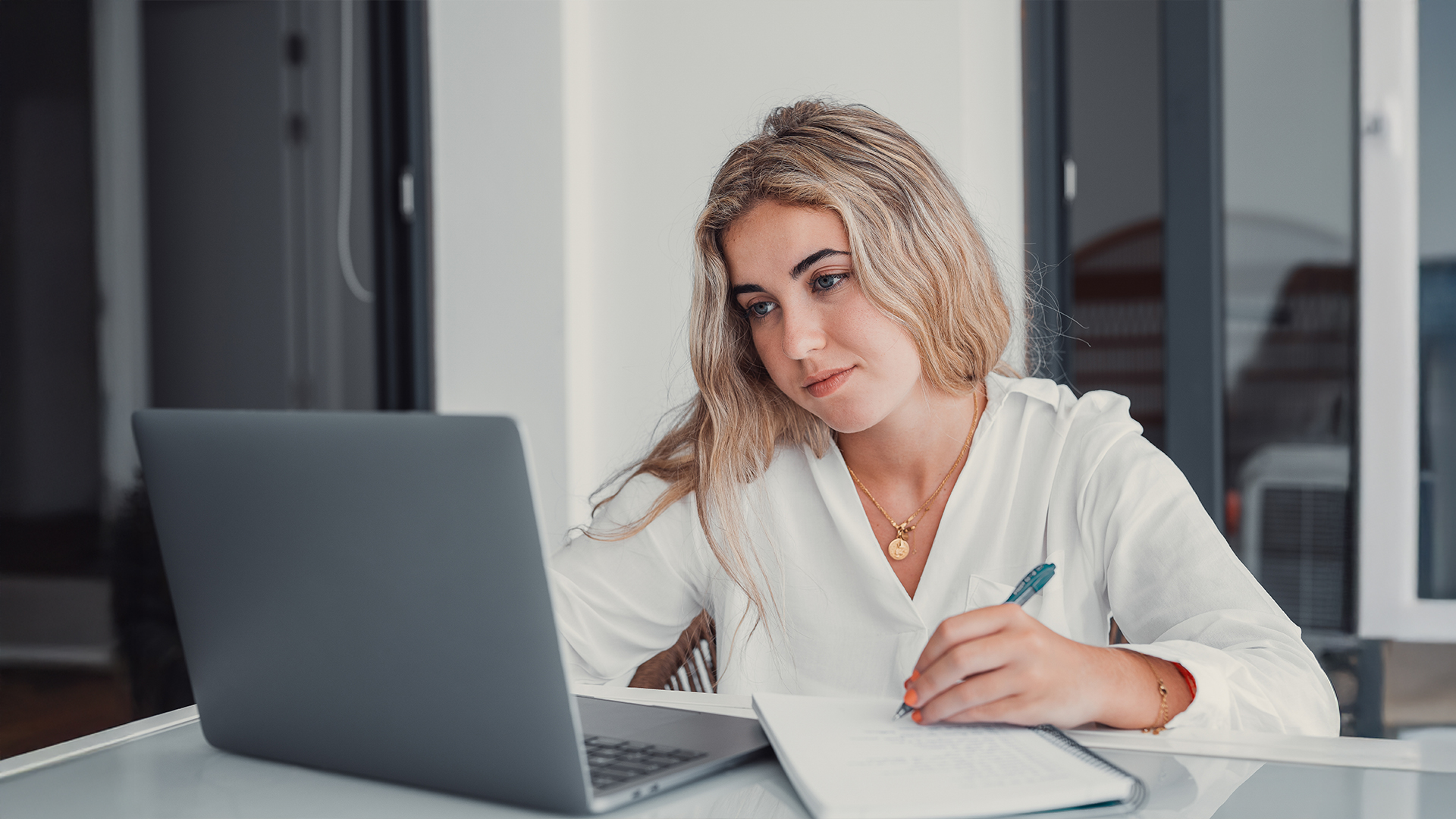 Ya puedes acceder a más de 11.000 cursos de formación gratuitos gracias a Banco Santander y Coursera